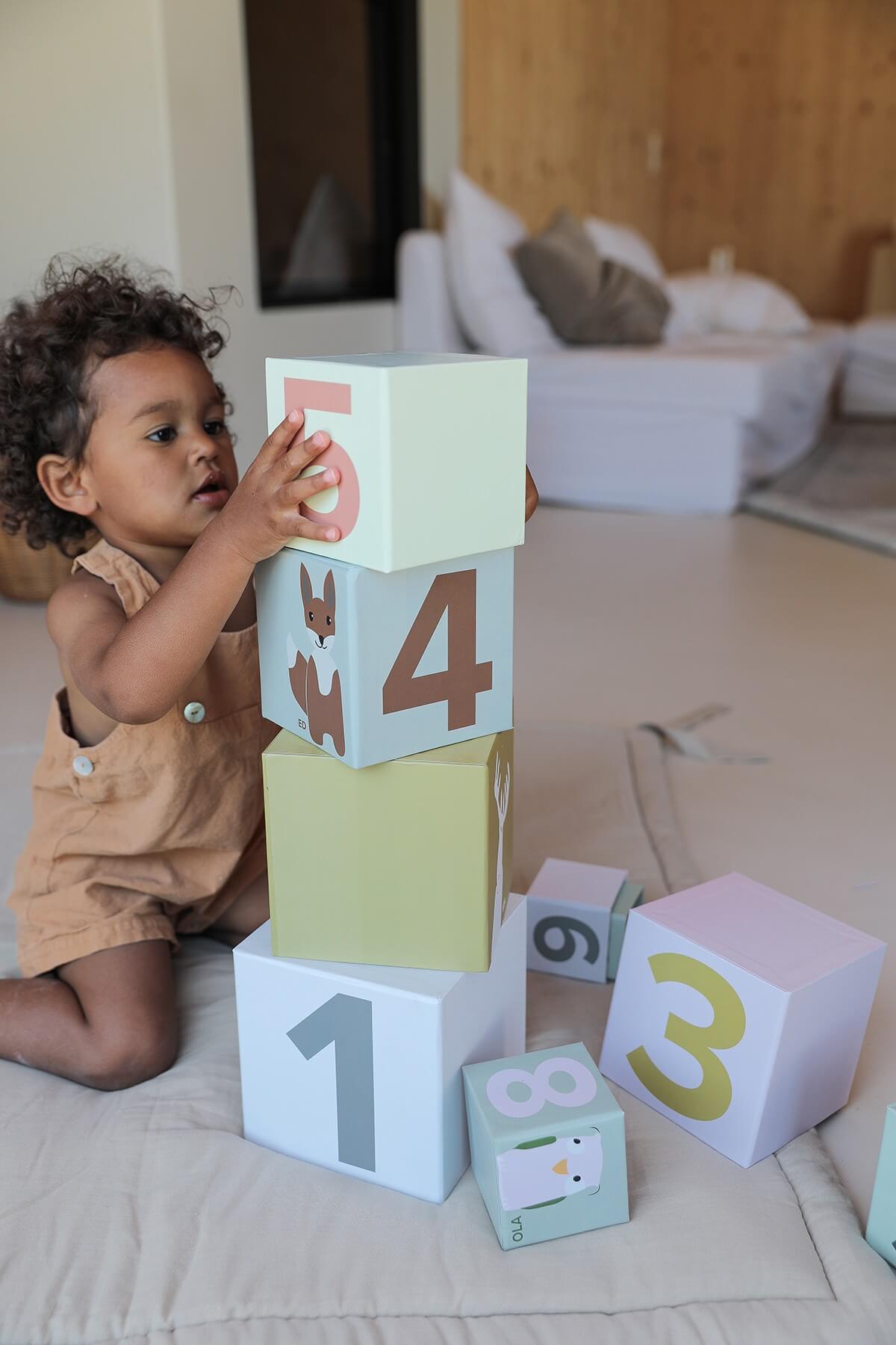 Tour de cubes enfant 2 ans