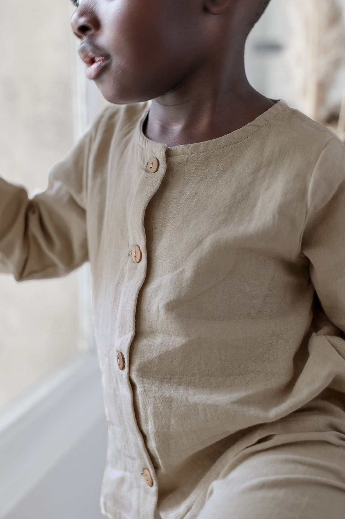 pijama infantil de dos piezas en gasa de algodón orgánico con botones de madera
