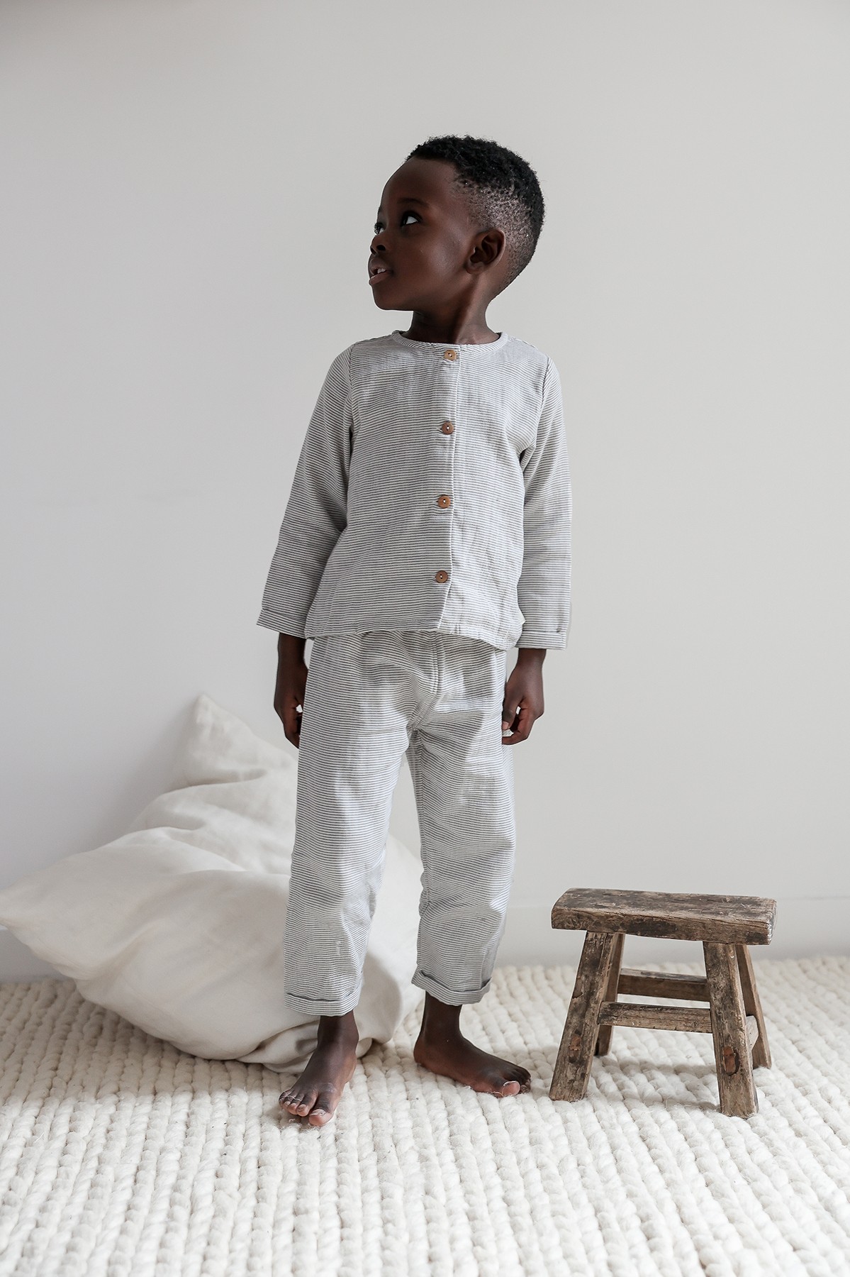 pijama infantil de dos piezas en gasa de algodón orgánico con botones de madera