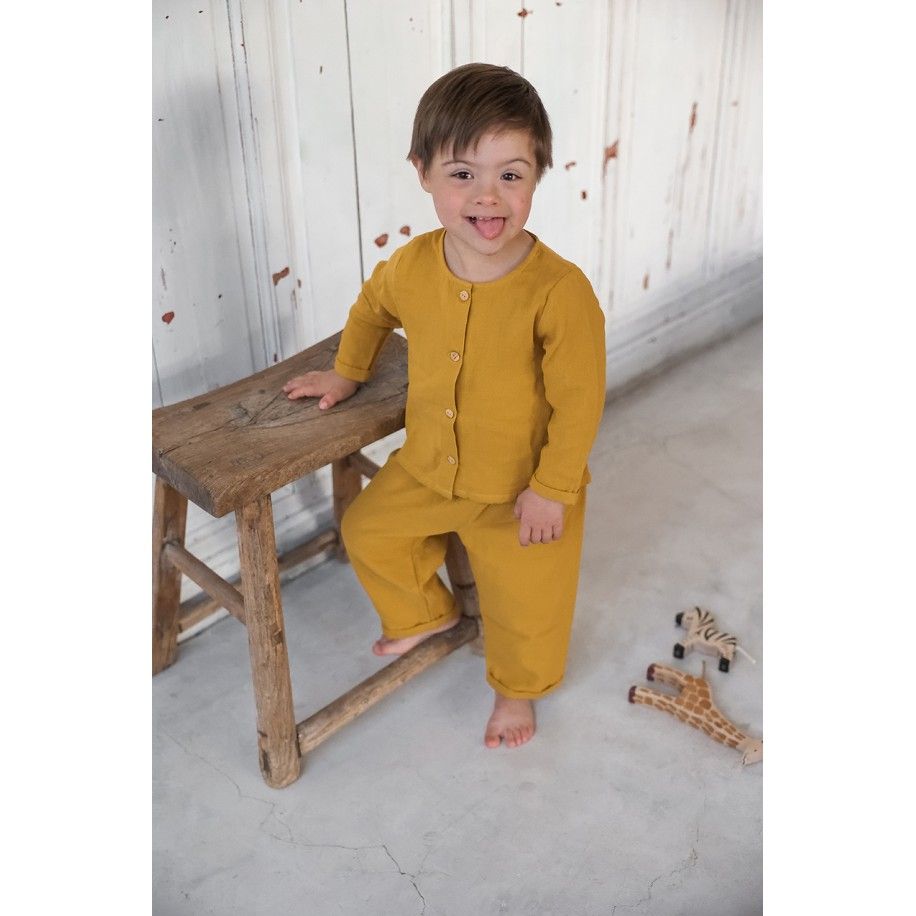 pijama infantil de dos piezas en gasa de algodón orgánico con botones de madera