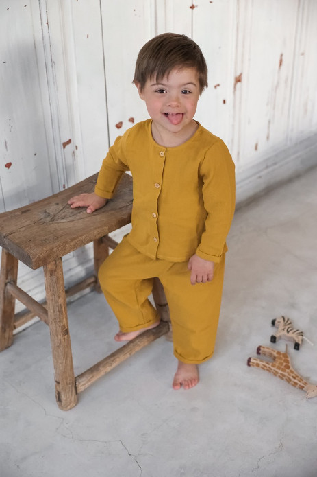 pijama infantil de dos piezas en gasa de algodón orgánico con botones de madera