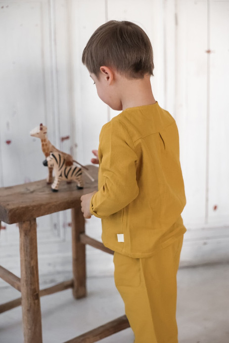 pijama infantil de dos piezas en gasa de algodón orgánico con botones de madera