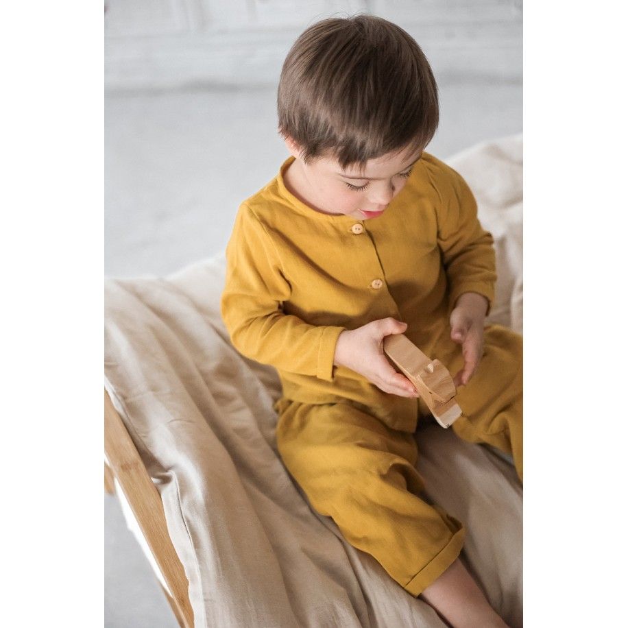 pijama infantil de dos piezas en gasa de algodón orgánico con botones de madera