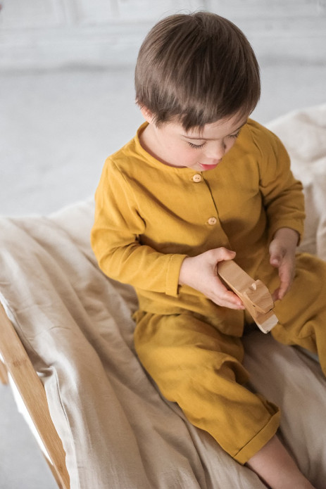 pijama infantil de dos piezas en gasa de algodón orgánico con botones de madera