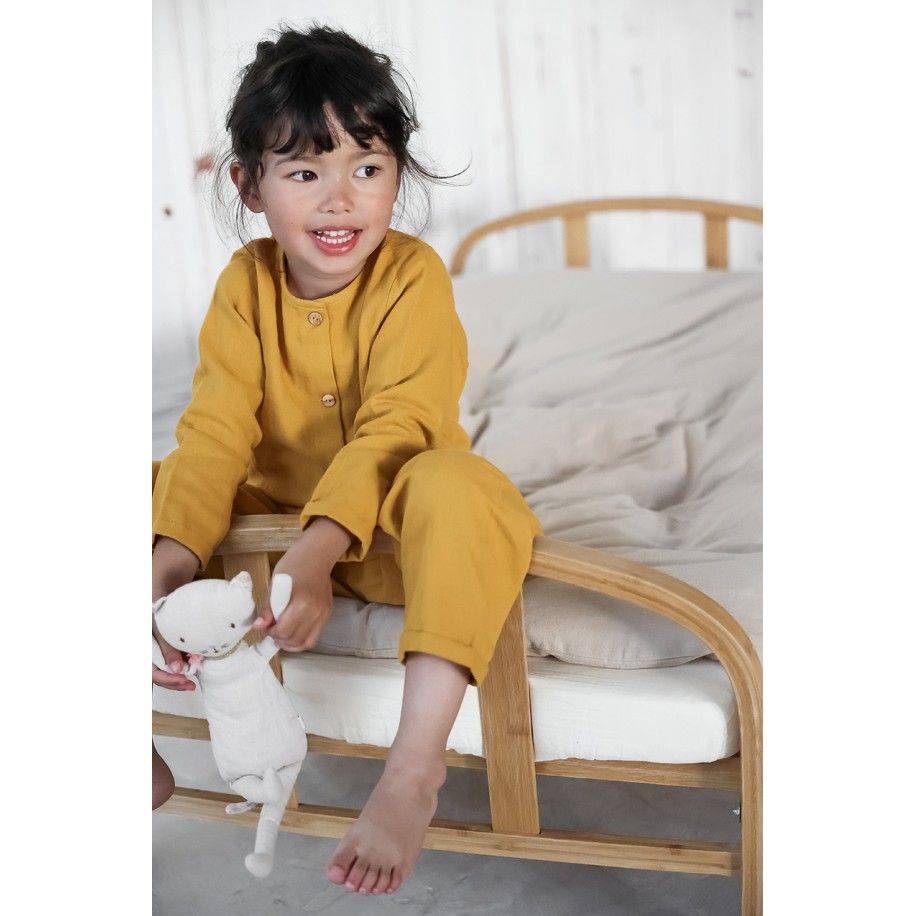 pijama infantil de dos piezas en gasa de algodón orgánico con botones de madera