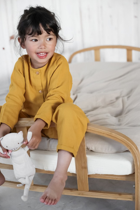 pijama infantil de dos piezas en gasa de algodón orgánico con botones de madera