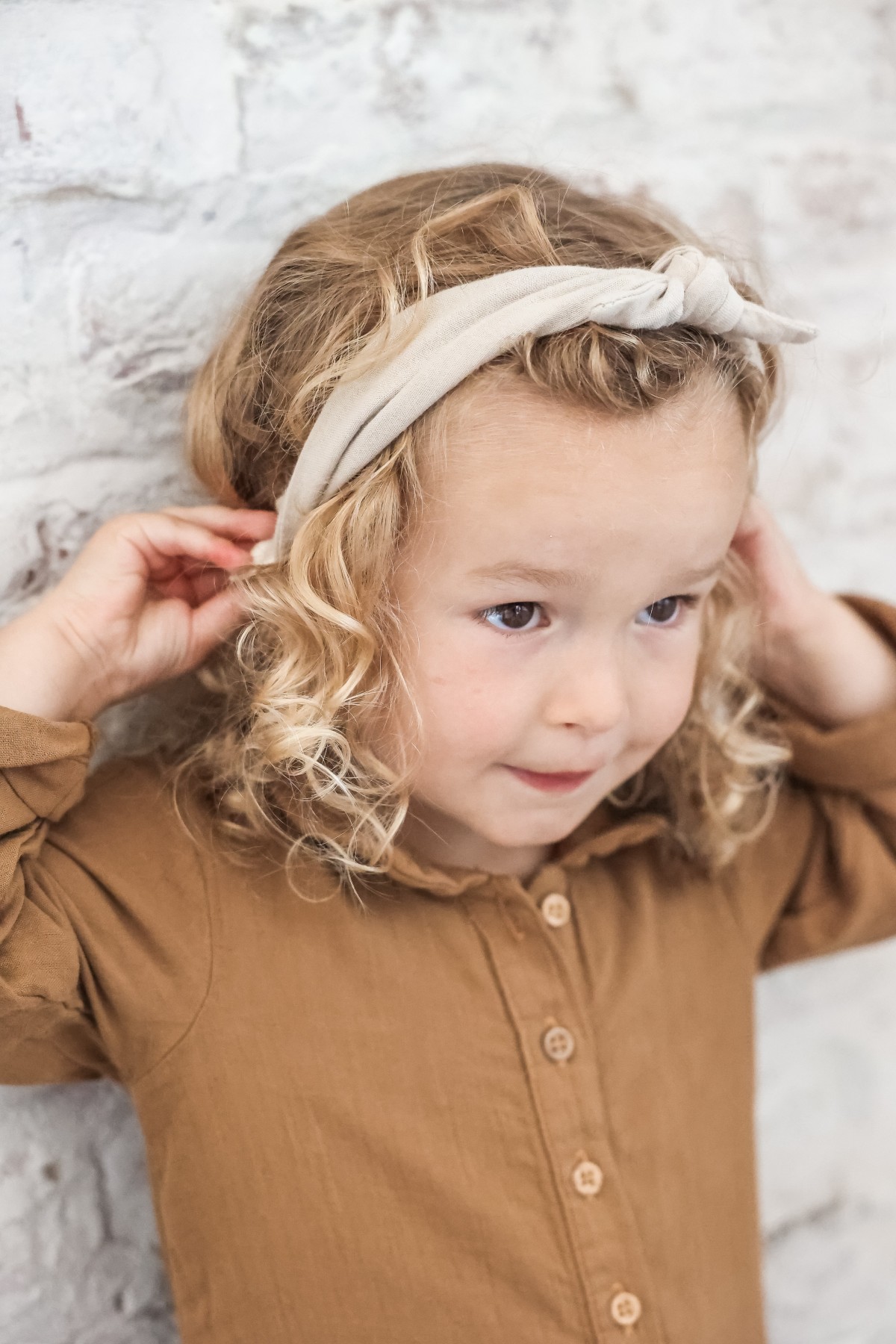 bonita diadema con lazo liso y ajustable en gasa de algodón para bebé y niña pequeña
