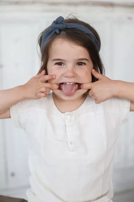 bonita diadema con lazo liso y ajustable en gasa de algodón para bebé y niña pequeña