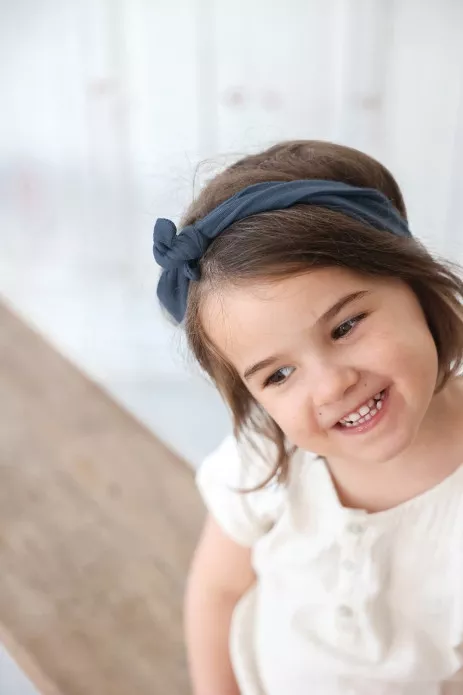 bonita diadema con lazo liso y ajustable en gasa de algodón para bebé y niña pequeña
