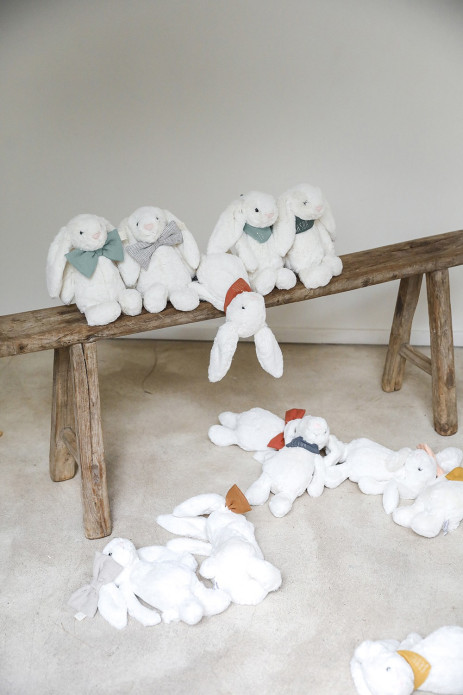 peluche conejito suave con pajarita - idea de regalo de nacimiento