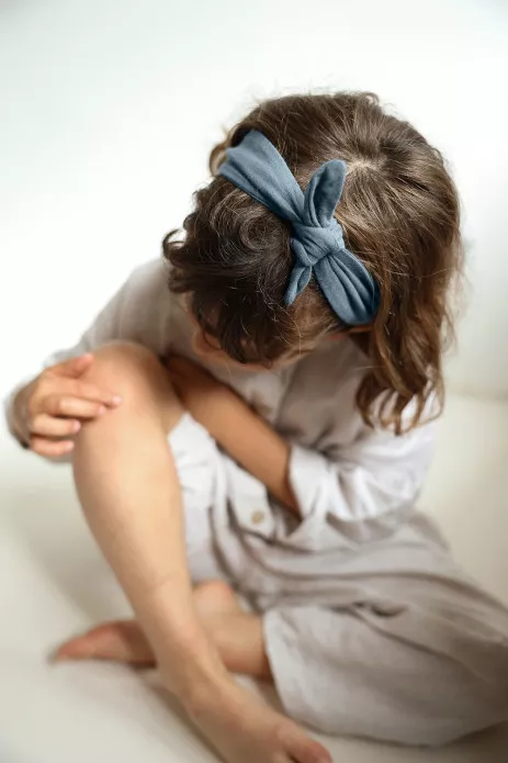 bonita diadema con lazo liso y ajustable en gasa de algodón para bebé y niña pequeña