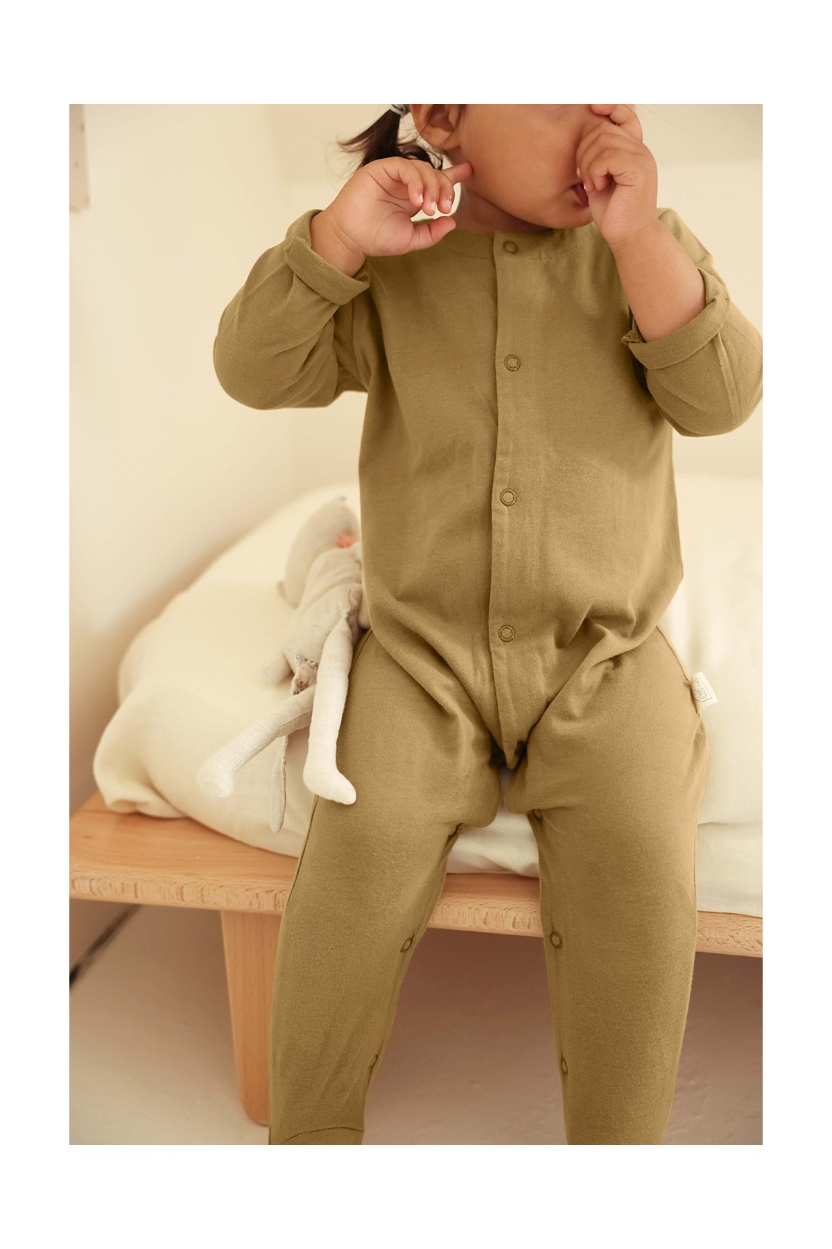 bonito pijama liso en jersey de algodón orgánico para bebé con botones a presión