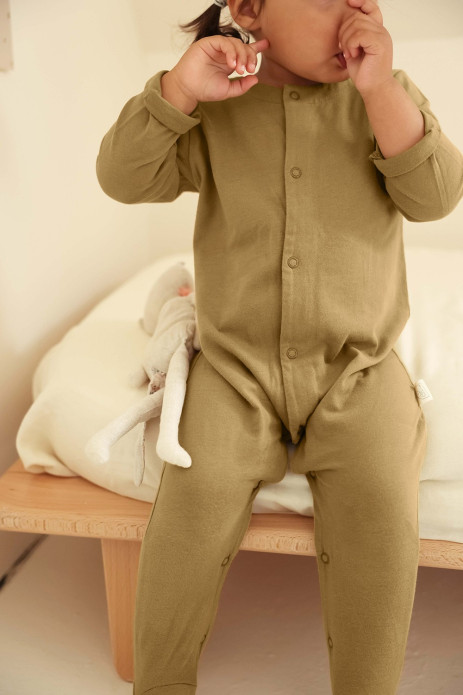 bonito pijama liso en jersey de algodón orgánico para bebé con botones a presión