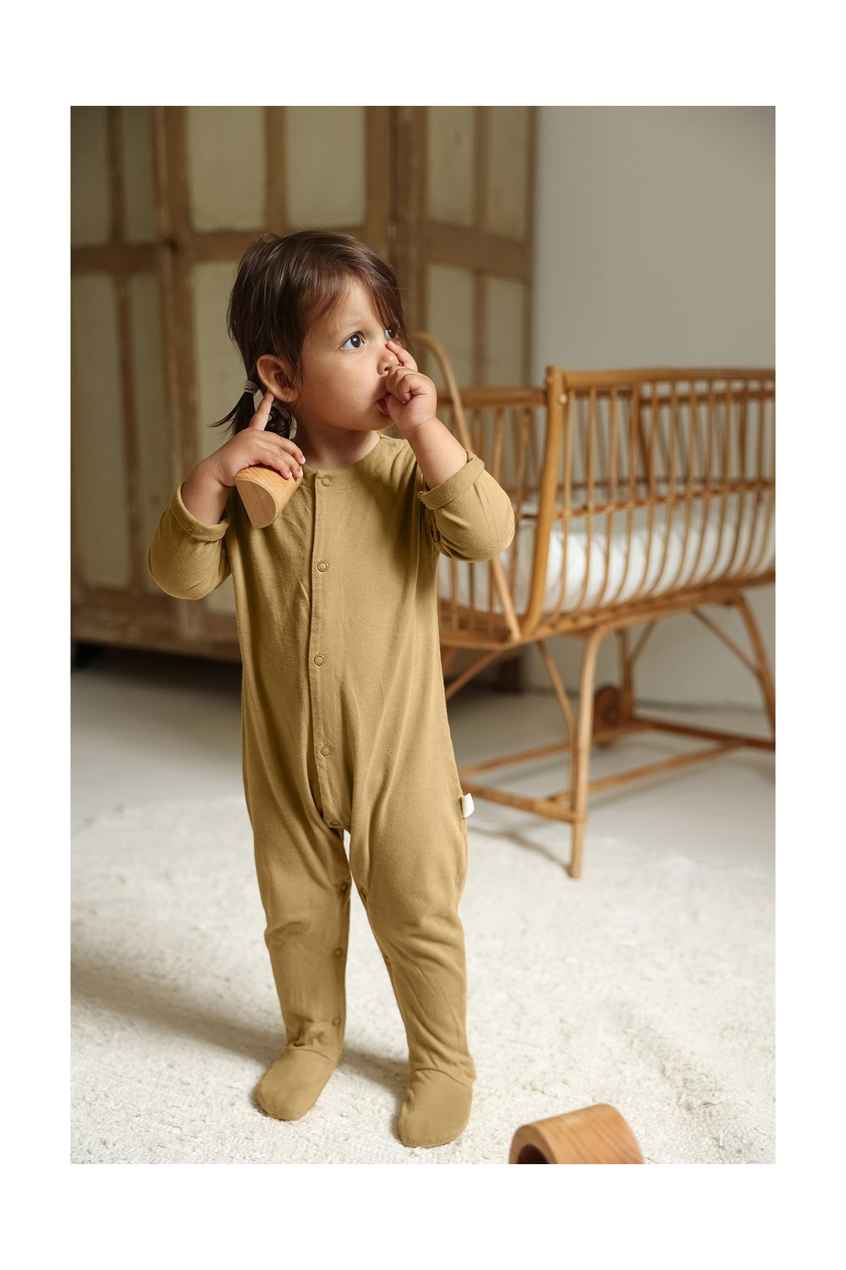 bonito pijama liso en jersey de algodón orgánico para bebé con botones a presión