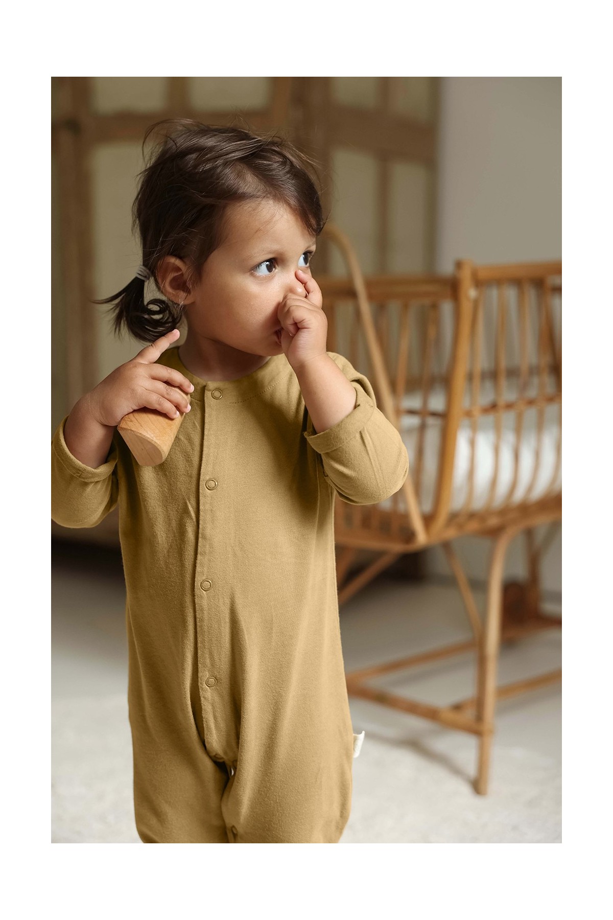 bonito pijama liso en jersey de algodón orgánico para bebé con botones a presión