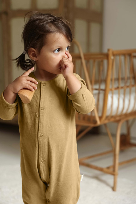 bonito pijama liso en jersey de algodón orgánico para bebé con botones a presión