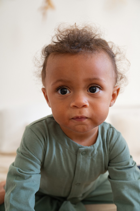 bonito pijama liso en jersey de algodón orgánico para bebé con botones a presión