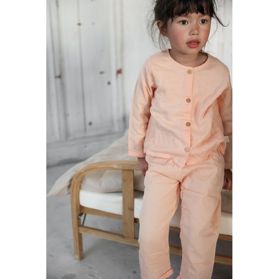 pijama infantil de dos piezas en gasa de algodón orgánico con botones de madera
