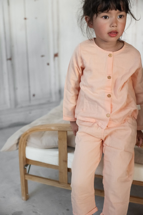 pijama infantil de dos piezas en gasa de algodón orgánico con botones de madera