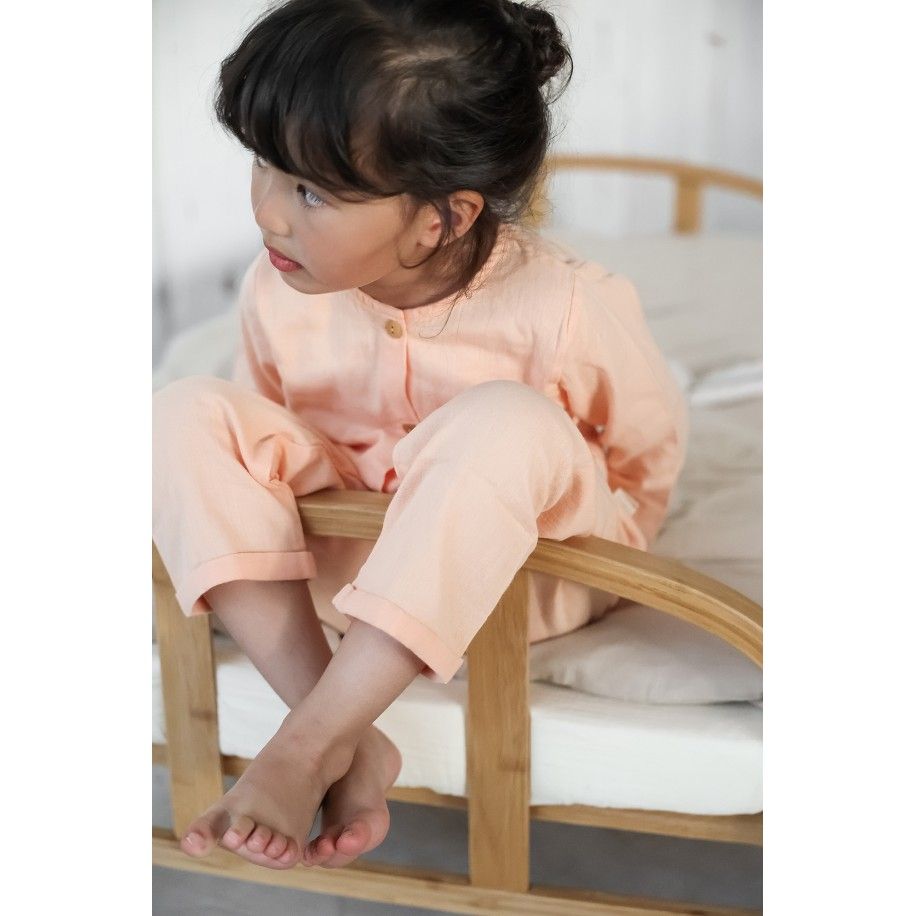 pijama infantil de dos piezas en gasa de algodón orgánico con botones de madera