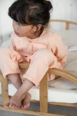 pijama infantil de dos piezas en gasa de algodón orgánico con botones de madera