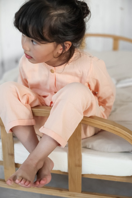 pijama infantil de dos piezas en gasa de algodón orgánico con botones de madera