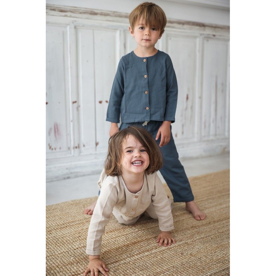 pijama infantil de dos piezas en gasa de algodón orgánico con botones de madera