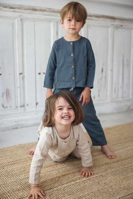 pijama infantil de dos piezas en gasa de algodón orgánico con botones de madera