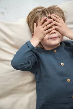 pijama infantil de dos piezas en gasa de algodón orgánico con botones de madera