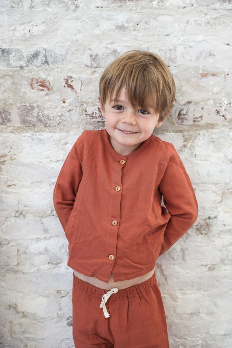 pijama infantil de dos piezas en gasa de algodón orgánico con botones de madera