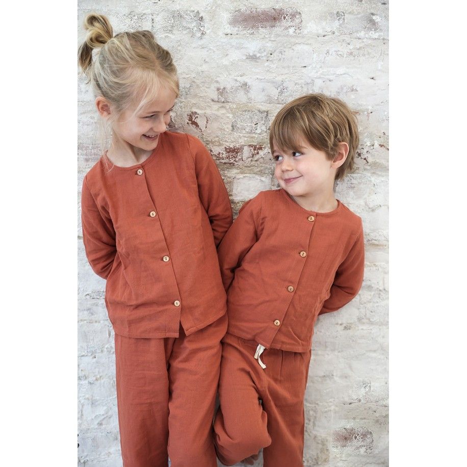 pijama infantil de dos piezas en gasa de algodón orgánico con botones de madera