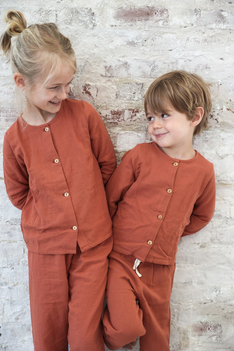 pijama infantil de dos piezas en gasa de algodón orgánico con botones de madera
