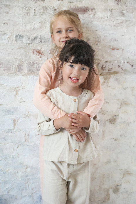 pijama infantil de dos piezas en gasa de algodón orgánico con botones de madera