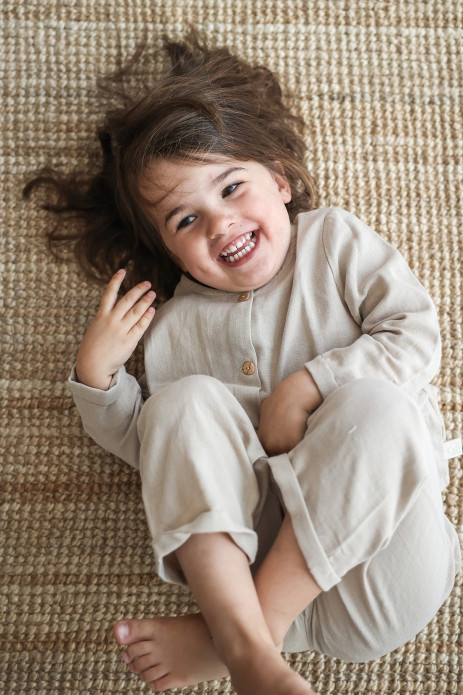 pijama infantil de dos piezas en gasa de algodón orgánico con botones de madera