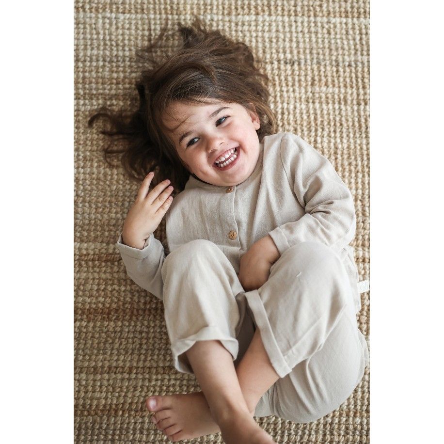 pijama infantil de dos piezas en gasa de algodón orgánico con botones de madera