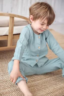 pijama infantil de dos piezas en gasa de algodón orgánico con botones de madera
