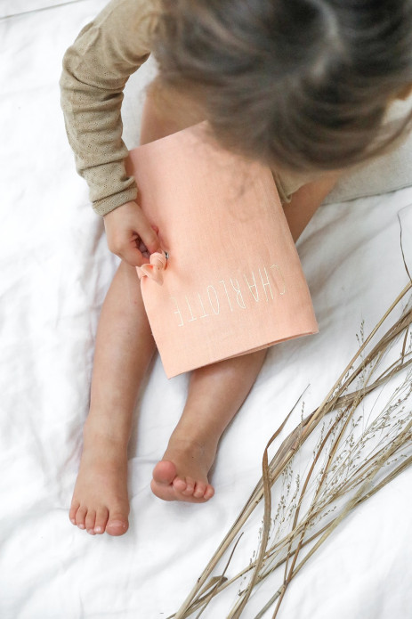 Funda personalizada de lino para la cartilla de salud, una idea de regalo de nacimiento personalizada