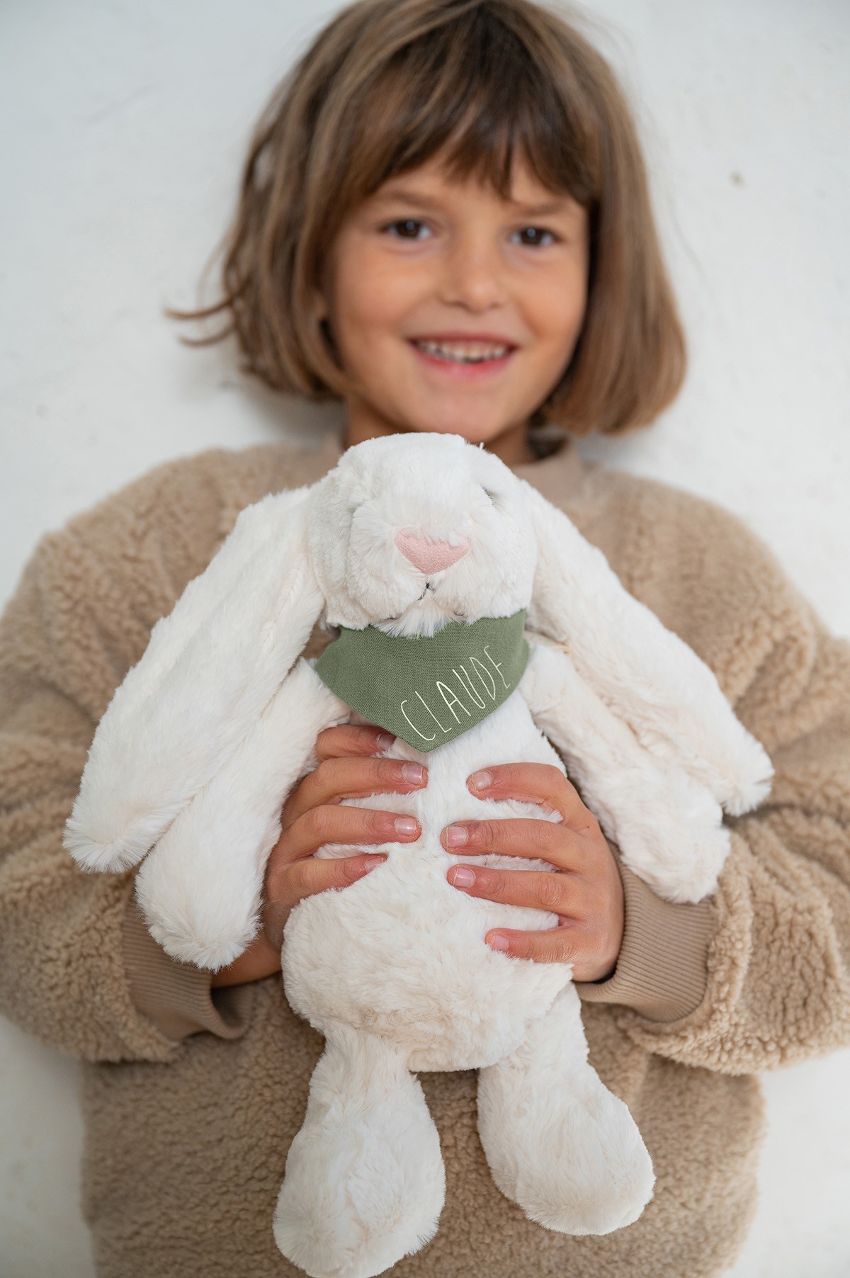 peluche conejo suave con pañuelo personalizado - idea de regalo para bebé