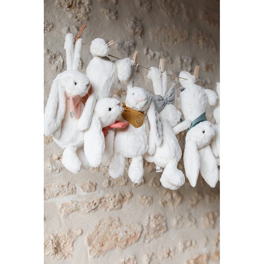 doudou lapin tout doux avec noeud papillon - idée cadeau de naissance