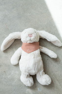 peluche conejo suave con pañuelo personalizado - idea de regalo para bebé