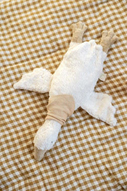 muñeco de peluche ganso con bolsa de agua caliente con pañuelo personalizado