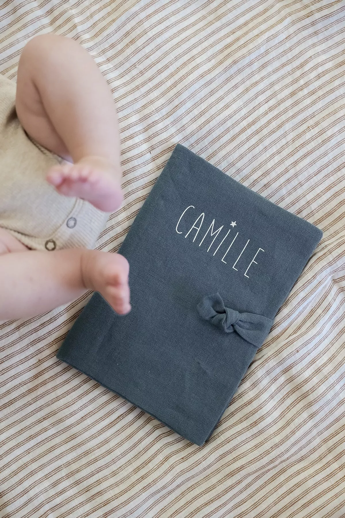 Protège Carnet De Santé Personnalisable - Bouclettes Biscuit - 23x18 Cm - Pour Bébé