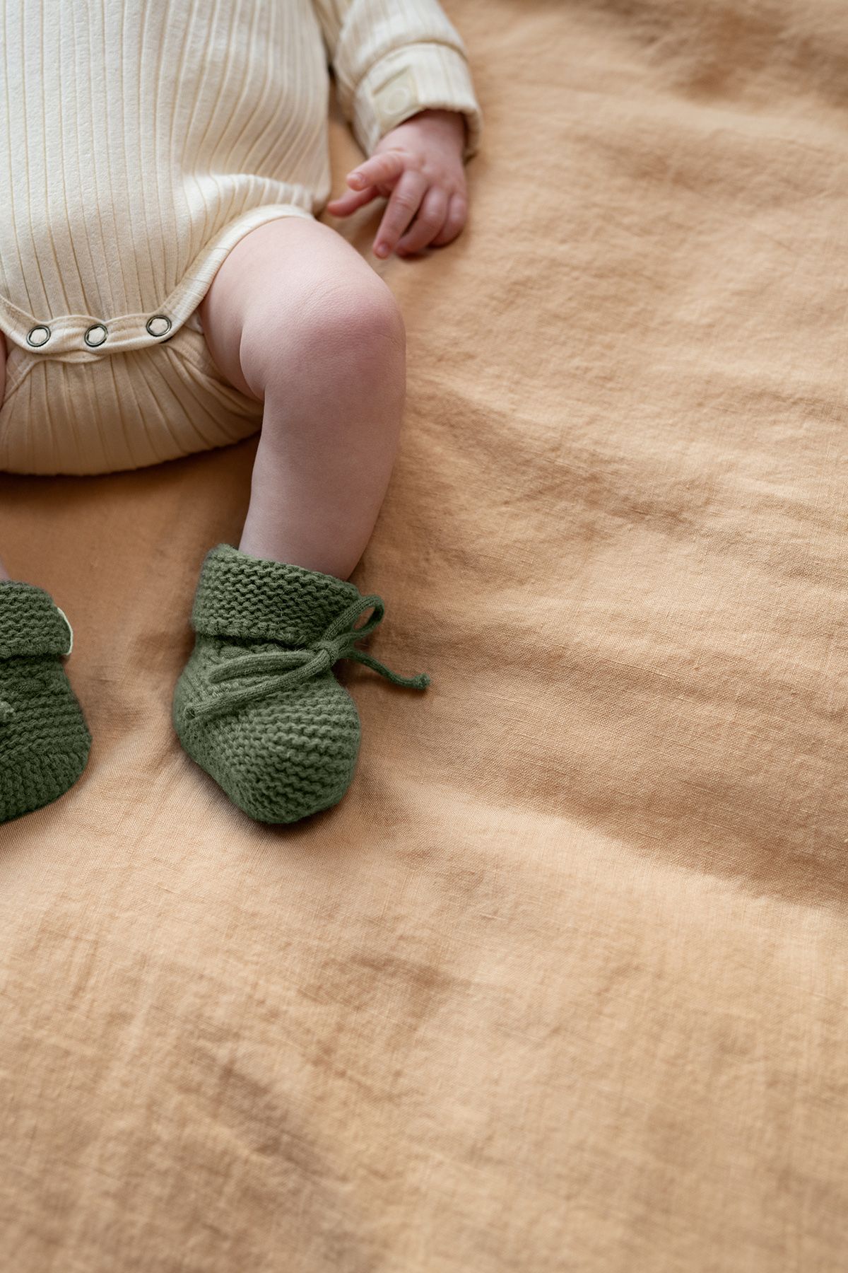 bonita zapatilla de punto para bebé - lista de maternidad - idea de regalo de nacimiento