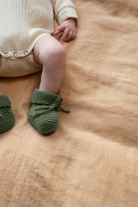bonita zapatilla de punto para bebé - lista de maternidad - idea de regalo de nacimiento