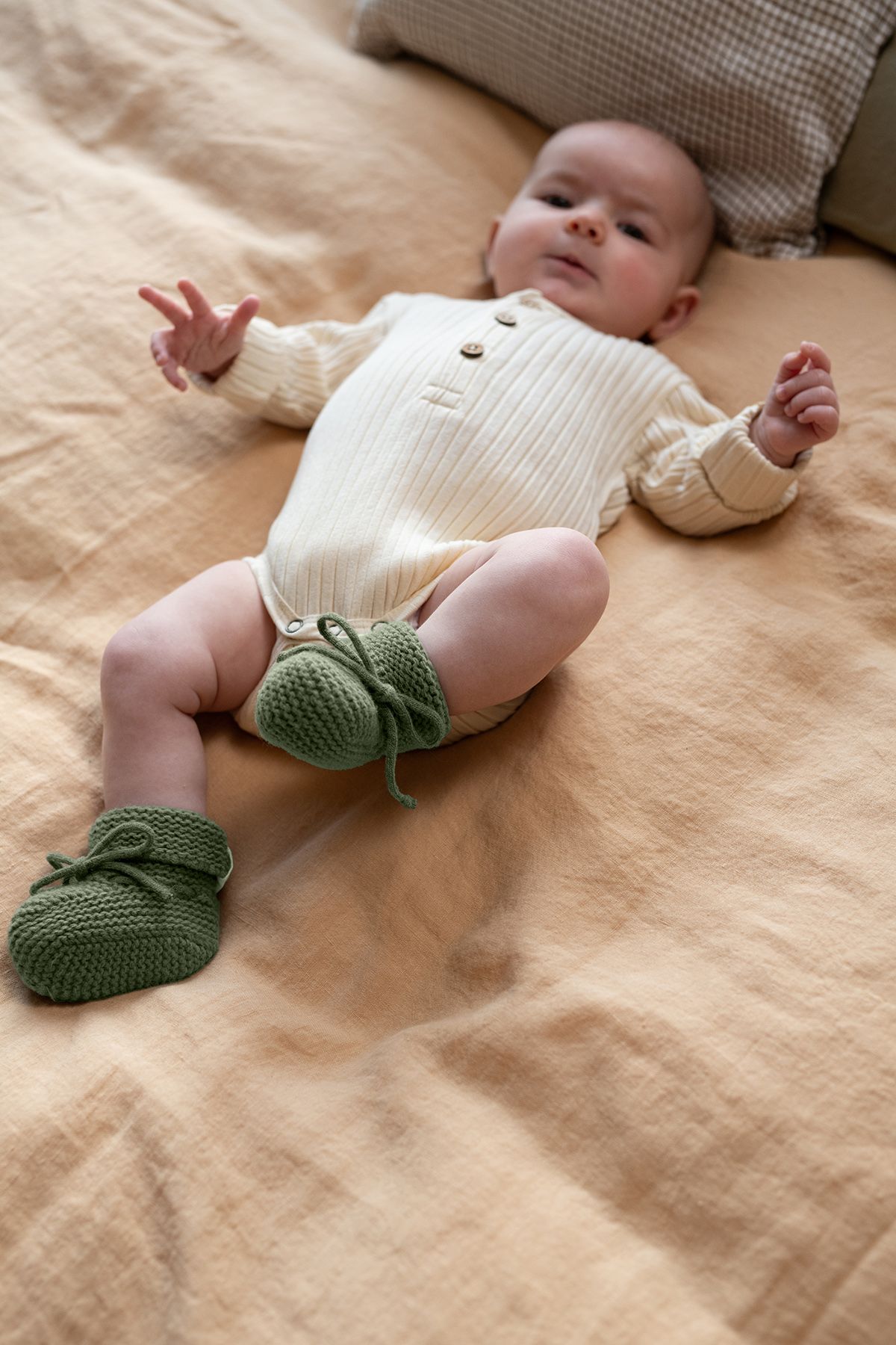 bonita zapatilla de punto para bebé - lista de maternidad - idea de regalo de nacimiento