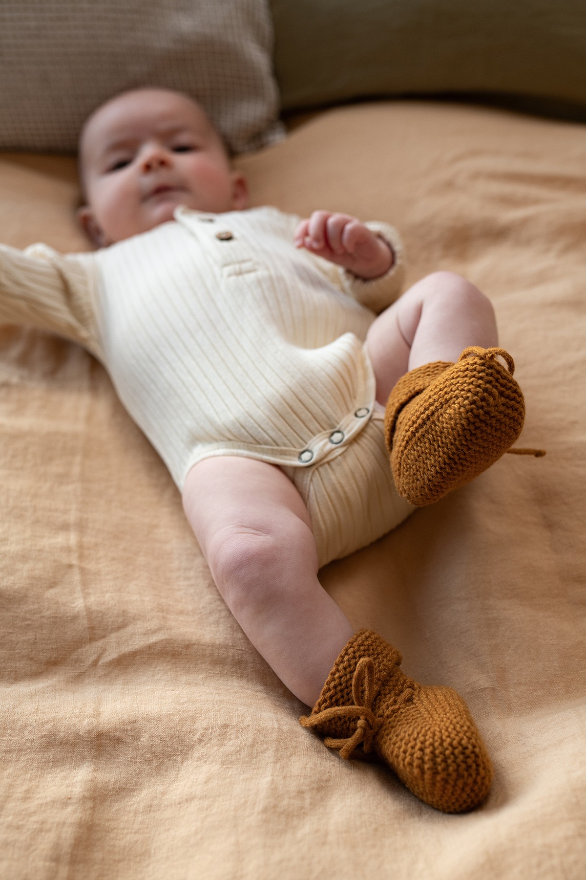 bonita zapatilla de punto para bebé - lista de maternidad - idea de regalo de nacimiento