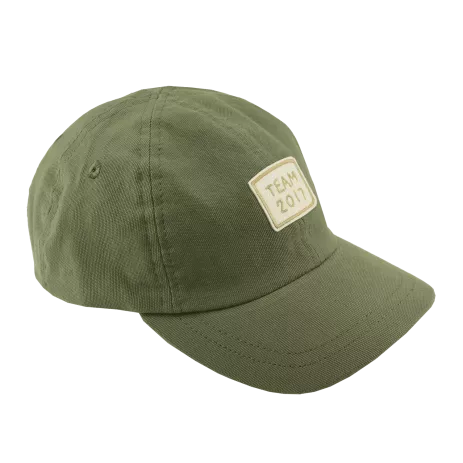 bonita gorra lisa y bordada para niño