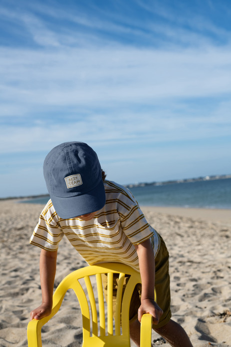 bonita gorra lisa y bordada para niño