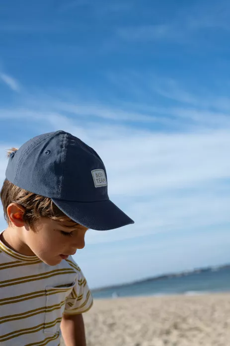 jolie casquette unie et brodée pour enfant