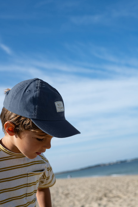 bonita gorra lisa y bordada para niño